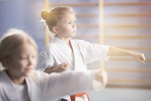dziewczynka w kimono trenuje karate
